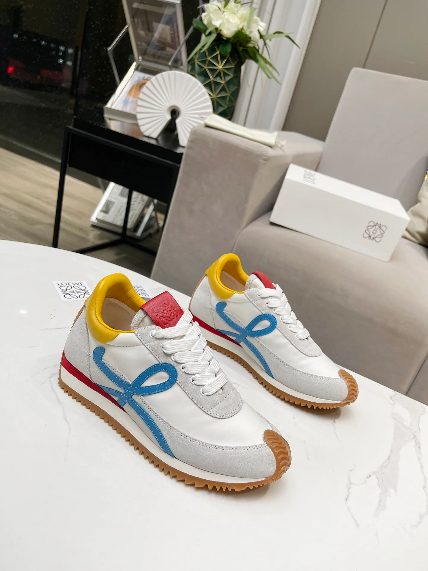👟👟Ex-factory price 520👟👟 Men's code +10 Women's model: 35--39 (customized code 40 for women), Men's model: 40--44 (customized code 45 for men), 🔥🔥Hot LOEWE 2024 latest inner color block moral training shoes Forrest Gump shoes super good-looking super versatile color block stitching upper Very high-end hidden inner vagina 4cm! The heel has a novel design, is soft and comfortable, and has an exclusive brand logo on the side. It will be rated as the most comfortable sneaker of the year and is a must-have for your shoe cabinet!  The upper is made of special original cowhide + original cloth imported from Australia. The cowhide insole / original private model is exclusively customized with a 1:1 outsole!  Complete set in original packaging.